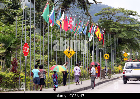 Internationale Fahnen auf Hauptstraße in Tabubil, Kupfer Mine Stadt in den westlichen Provinz Papua Neu Stockfoto