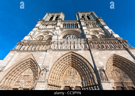 Im Weitwinkel Westfassade, Cathedrale de Notre Dame,(1160-1345), Paris, Frankreich Stockfoto