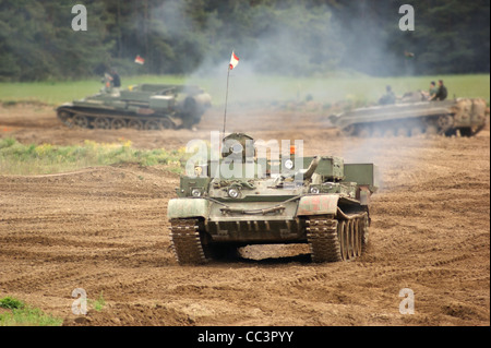 alten Tank "Nationale Volksarmee" in Deutschland, jetzt benutzt für einen privaten Panzer Fahrschule, während der Fahrt auf erdigen Boden Stockfoto