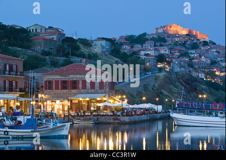 Griechenland, nordöstlichen Ägäischen Inseln, Lesbos, Fischereihafen (Mytilini Mithymna Molyvos) und 15. Jahrhundert byzantinisch-genuesischen Burg Stockfoto