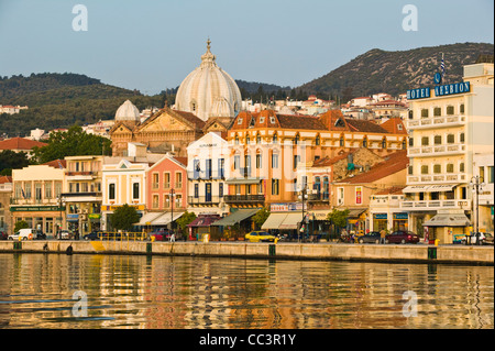 Griechenland, nordöstlichen Ägäischen Inseln, Lesbos (Mytilini)-Stadt Mytilini, Ufer des südlichen Hafen & Kirche Agios Therapon Stockfoto