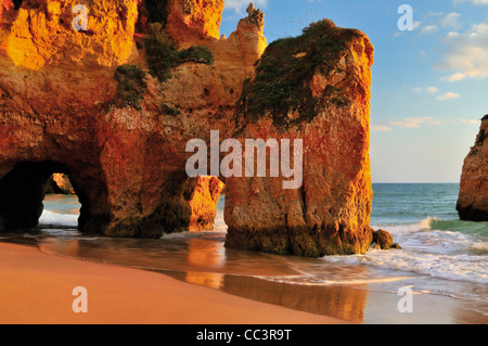 Portugal, Algarve: Rock Bögen und Höhlen am Strand Prainha in der Nähe von Alvor Stockfoto