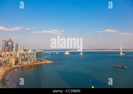 Gwangan - Gwangalli Strand, Blick auf Gwangan Strand und Gwangan-Brücke, -Diamant-Brücke, Busan, Korea, Gyeongsangnam-do Stockfoto