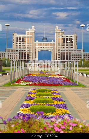 Kasachstan, Astana, Nurzhol Bulvar - KazMunaiGas Gebäude der Öl- und Gas- Ministerium, auf der rechten Seite ist der Verkehr und Kommunikation Gebäude mit Shatyr Shopping- und Entertainment-Center in Hintergrund Stockfoto