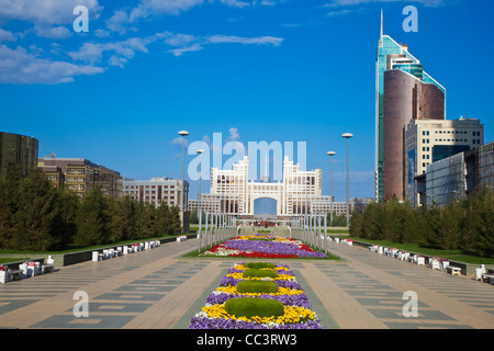 Kasachstan, Astana, Nurzhol Bulvar - KazMunaiGas Gebäude der Öl- und Gas- Ministerium, auf der rechten Seite ist der Verkehr und Kommunikation Gebäude mit Shatyr Shopping- und Entertainment-Center in Hintergrund Stockfoto