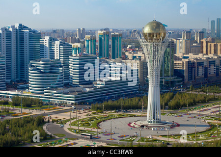 Kasachstan, Astana, Ansicht der Innenstadt mit Blick auf den Bayterek-Turm Stockfoto