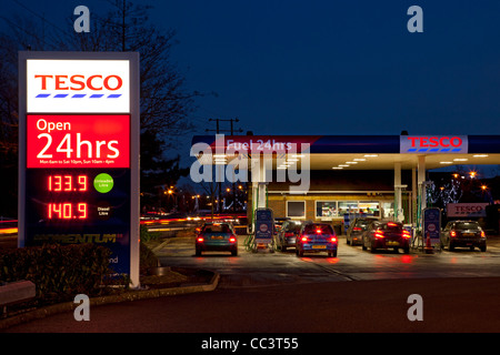 Tesco Treibstoff Garage Tankstelle bei Nacht Stockfoto