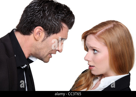 Mann in intelligente Anzug und junge Frau streiten Stockfoto