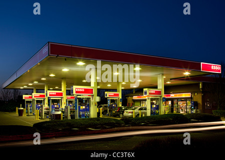 Esso Benzin Garage Tankstelle bei Nacht Stockfoto
