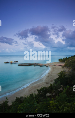 Puerto Rico, Westküste, Aguadilla, Crashboat Strand, erhöhten Blick, dawn Stockfoto