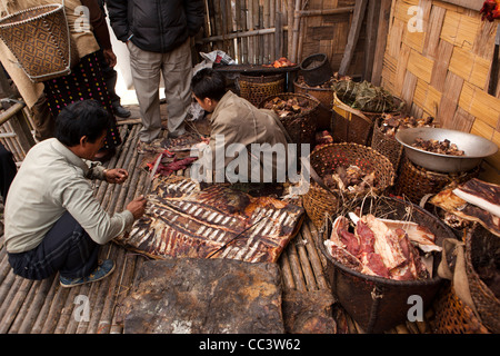 Indien, Arunachal Pradesh, Ziro Tal, Mida, Männer, die Zubereitung von Fleisch für Hochzeitsfeier Stockfoto