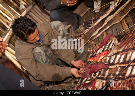 Indien, Arunachal Pradesh, Ziro Tal, Mida, Männer, die Zubereitung von Fleisch für Hochzeitsfeier Stockfoto