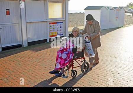 Sonnigen Wintertag zu einem Spaziergang entlang Eastbourne direkt am Meer und Promenade UK Südküste Stockfoto