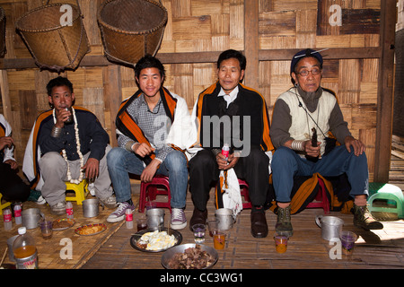 Indien, Arunachal Pradesh, Ziro Tal, Mida, Hochzeitsmahl, Männer saßen drinnen essen Haus Stockfoto