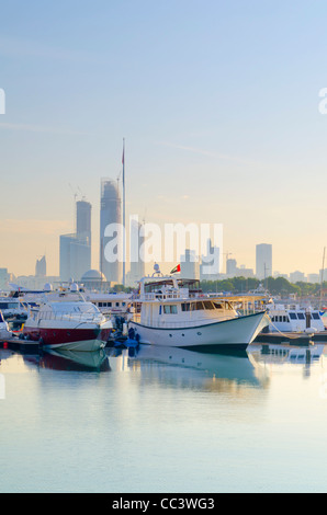 Vereinigte Arabische Emirate, Abu Dhabi, Skyline der Stadt vom Abu Dhabi International Marine Sportclub Stockfoto