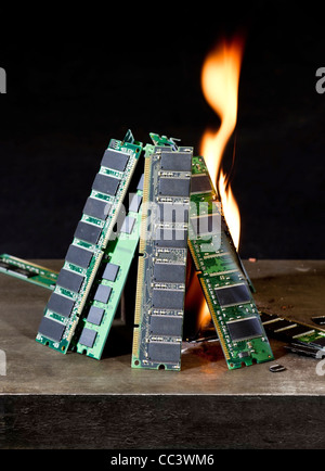 Haufen von random-Access Memory-Sticks und Flamme vor dunklen Rücken Stockfoto