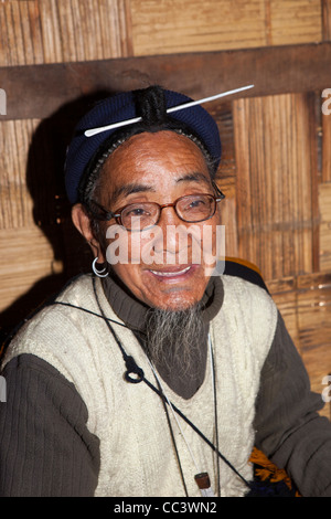 Mida, Apatani Mann mit Haaren in traditionellen Piiding Knoten, Ziro Tal, Arunachal Pradesh, Indien Stockfoto