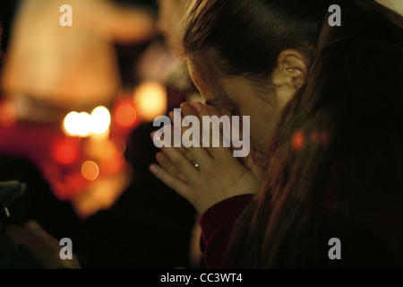 Vatikanstadt 21. Jahrhundert - 2. April 2005. Ankündigung des Todes von Papst Johannes Paul II. Treu im Gebet Stockfoto