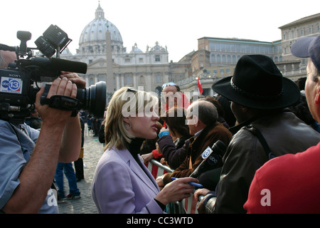 Vatikanstadt 21. Jahrhundert - 6. April 2005 der Petersplatz, eine Schar von Gläubigen ausgekleidet, um würdigen verstorbenen Papst Johannes Stockfoto