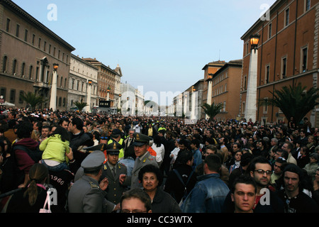 Vatikanstadt 21. Jahrhundert - 6. April 2005. Gläubigen ausgekleidet, um würdigen verstorbenen Papst Johannes Paul II auf dem Display In der Stockfoto