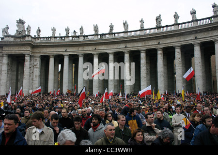 Vatikanstadt 21. Jahrhundert - 8. April 2005. Begräbnis von Papst Johannes Paul II. Der Gläubigen Stockfoto