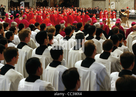 Vatikanstadt 21. Jahrhundert - 12/13 April 2005. Innenraum der Basilika St. Peter. Novendiali die Ruhe von Papst Johannes Paul II. Stockfoto