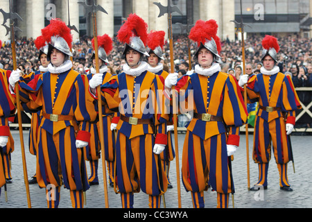 Vatikanstadt 21. Jahrhundert - 20. April 2005. Botschaft von Papst Benedikt XVI. Schweizer Garde Stockfoto