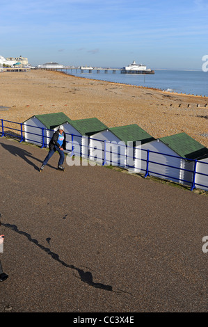Sonnigen Wintertag zu einem Spaziergang entlang Eastbourne direkt am Meer und Promenade UK Südküste Stockfoto