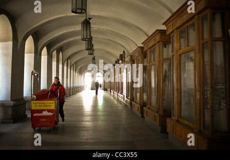 Buda & Pest, Ungarn, Gehweg auf Jozsef Attila Utca. Stockfoto