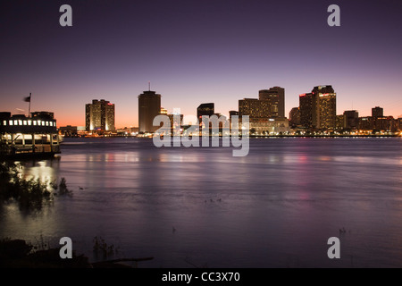 USA, New Orleans, Louisiana, Skyline der Stadt von Algier, Algier Fähre und dem Mississippi River, Abend Stockfoto