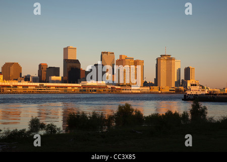 USA, Louisiana, New Orleans, Skyline und Mississippi Fluß, dawn Stockfoto