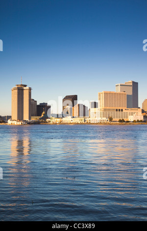 USA, Louisiana, New Orleans, Skyline und den Mississippi River von Algier, morgen Stockfoto