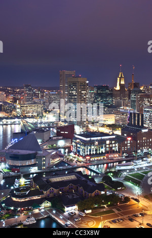 USA und Harbor East, erhöhte Ansicht von Marriott Hotel in Baltimore, Maryland, Baltimore, Inner Harbor Abend Stockfoto