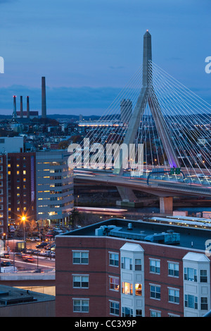 USA, Massachusetts, Boston, Leonard Zakim Brücke, RT. 93, Dämmerung Stockfoto