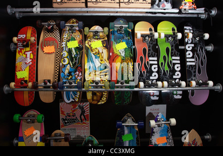 Eine Reihe von Skateboards auf Verkauf in einem Skateshop, Swansea, Großbritannien Stockfoto