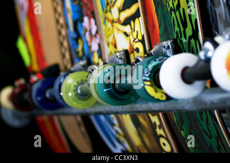 Eine Reihe von Skateboards auf Verkauf in einem Skateshop, Swansea, Großbritannien Stockfoto