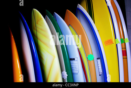 Eine Reihe von Surfbrettern auf den Verkauf in einem Surf-Shop, Swansea, Großbritannien Stockfoto