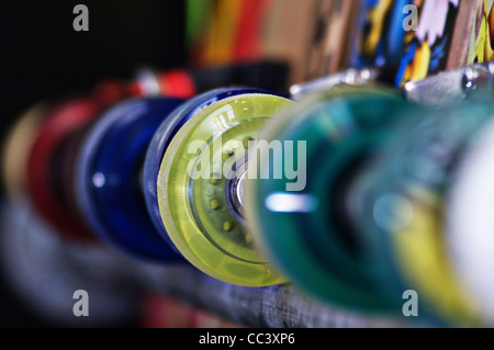 Eine Reihe von Skateboards auf Verkauf in einem Skateshop, Swansea, Großbritannien Stockfoto