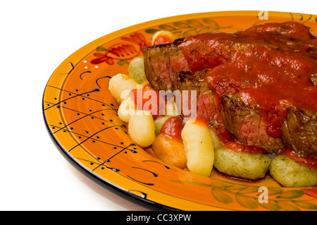 Steak mit Tomatensauce auf Kartoffeln, Spinat und Tomaten-Gnocchi Stockfoto