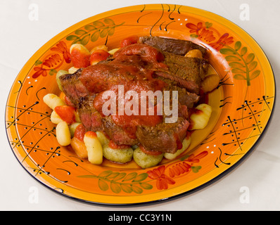 Steak mit Tomatensauce auf Kartoffeln, Spinat und Tomaten-Gnocchi Stockfoto