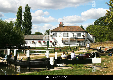 Der weiße Löwe Kneipe im Marsworth Schloss, Grand Union Canal, Bucks, UK Stockfoto