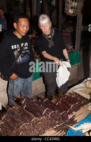 Nagarlgun Markt, mittlere gealterte westliche Frau Tourist auf Führung Fleisch Stall, Itanagar, Arunachal Pradesh, Indien Stockfoto