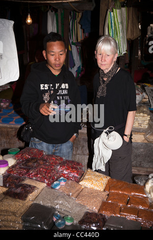 Indien, Arunachal Pradesh, Itanagar, Nagarlgun Markt, mittlere gealterte westliche Frau touristische Führung Stockfoto