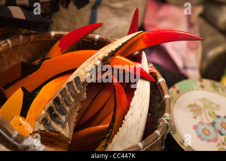 Indien, Arunachal Pradesh, Itanagar, Nagarlgun Markt, real und geschnitzten hölzernen Nashornvögel, Bopiah Hornbill Hut zu machen Stockfoto