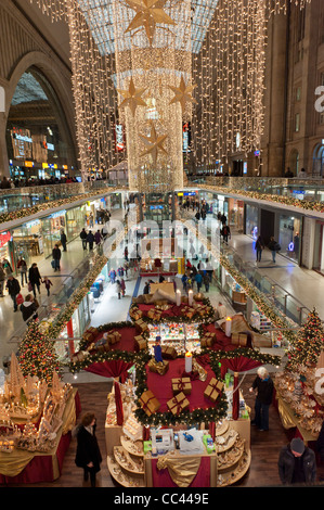 Leipzig Hauptbahnhof Einkaufspassage zu Weihnachten. Sachsen, Deutschland, Europa. Stockfoto