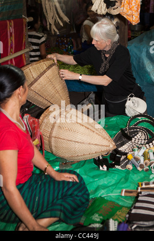 Indien, Arunachal Pradesh, Itanagar, Nagarlgun Markt, mittlere gealterte westliche Frau suchen zur hand gemachte Körbe Stockfoto