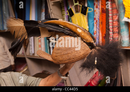 Indien, Arunachal Pradesh, Itanagar, Nagarlgun Markt, real Nashornvögel verwendet, um die Nyishi Nishi, Bopiah Hornbill Hut machen Stockfoto