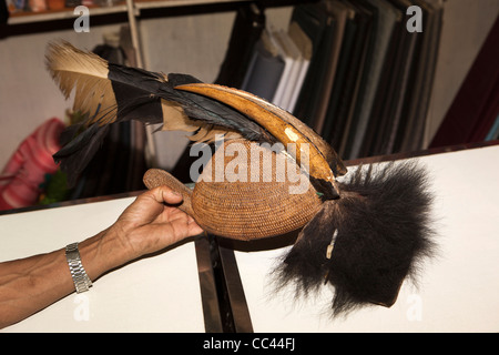 Indien, Arunachal Pradesh, Itanagar, Nagarlgun Markt, real Nashornvögel verwendet, um die Nyishim Nishi, Bopiah Hornbill Hut machen Stockfoto