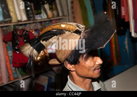 Indien, Arunachal Pradesh, Itanagar, Nagarlgun Markt, Nishi Mann tragen Bopiah Hornbill Hut Stockfoto