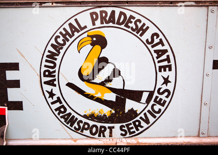 Indien, Arunachal Pradesh, Itanagar, Arunachal Pradesh State Transport Services Hornbill Symbol auf Seite des Busses Stockfoto